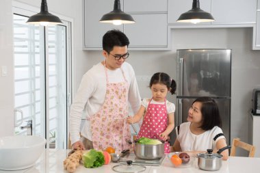 familie koken in de keuken