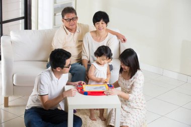 Çoklu nesil Asya aile 