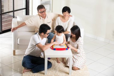 Çoklu nesil Asya aile 