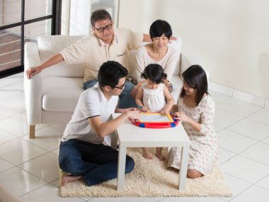 Çoklu nesil Asya aile 