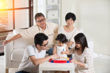 Çoklu nesil Asya aile 