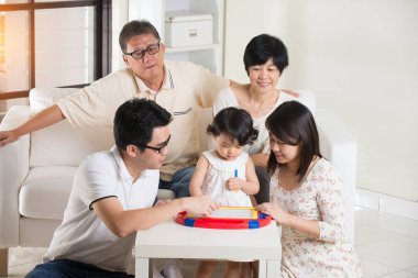 Çoklu nesil Asya aile 
