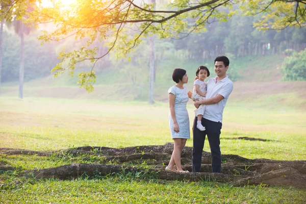 Asiatiska familj utomhus — Stockfoto