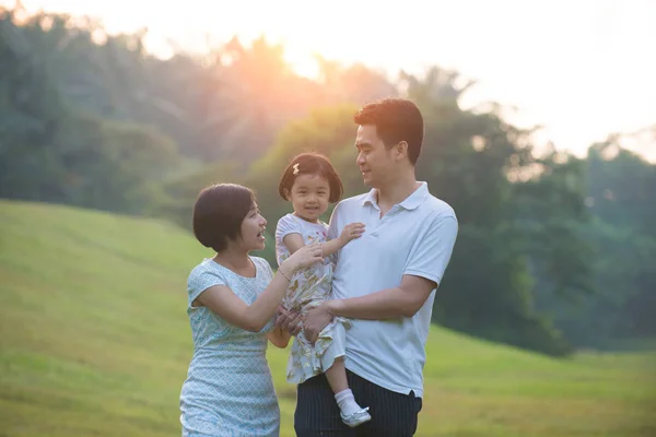 Ázsiai család szabadtéri — Stock Fotó