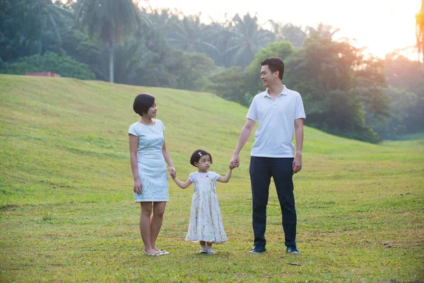 Asiática familia al aire libre —  Fotos de Stock