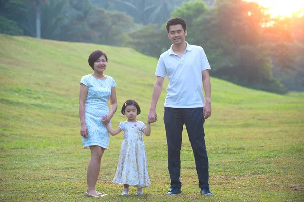 Asya aile açık — Stok fotoğraf