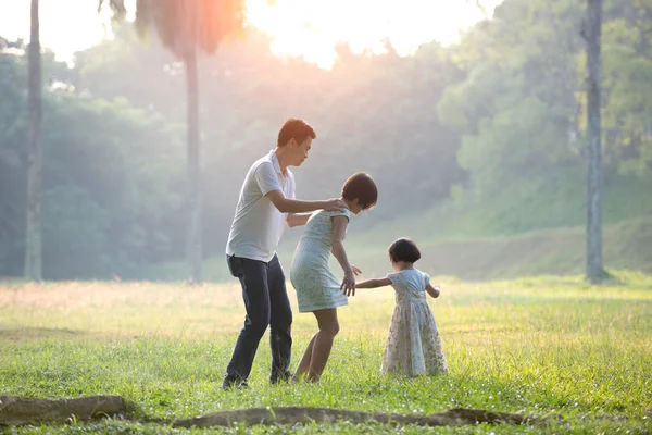 Asiatiska familj utomhus — Stockfoto