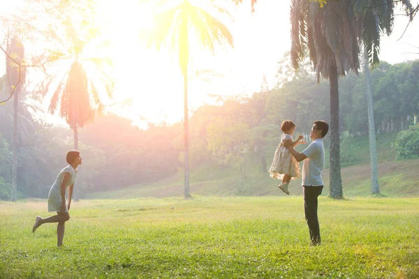 Asiatiska familj utomhus — Stockfoto