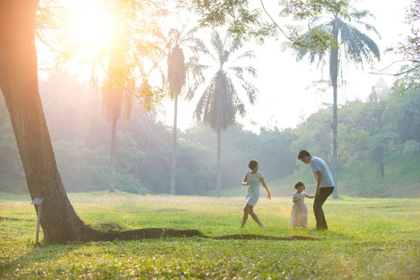 Asiática familia al aire libre — Foto de Stock