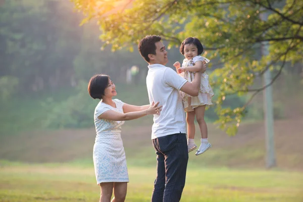 Asiatiska familj utomhus — Stockfoto