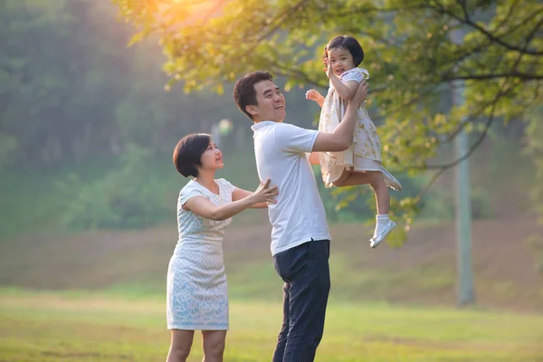 Asiatico famiglia all'aperto — Foto Stock