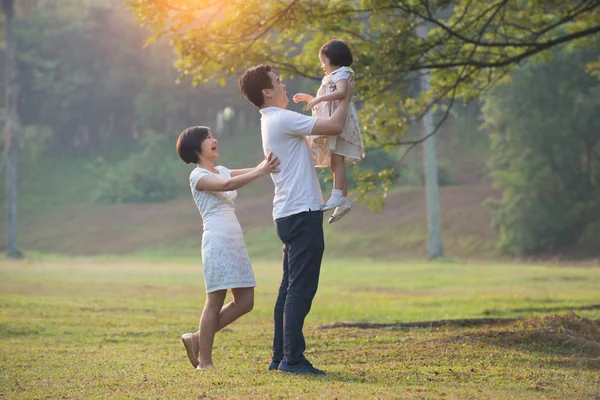 Asiatiska familj utomhus — Stockfoto