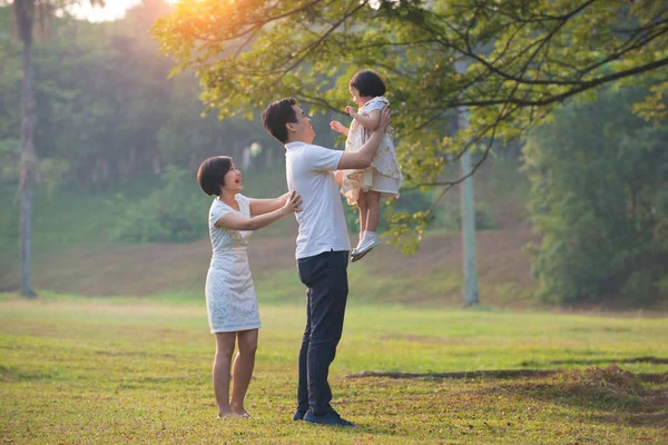 Азиатская семья на открытом воздухе — стоковое фото
