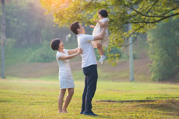 Asiática familia al aire libre — Foto de Stock