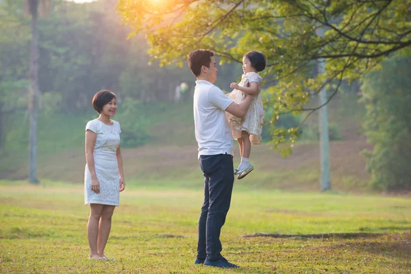 Азиатская семья на открытом воздухе — стоковое фото