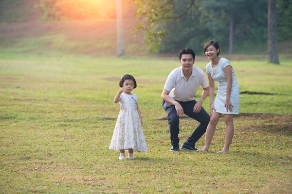Asiático família ao ar livre — Fotografia de Stock