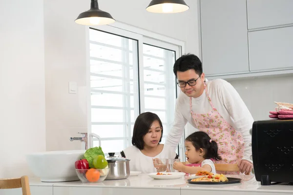 Famiglia asiatica cucina pizza — Foto Stock