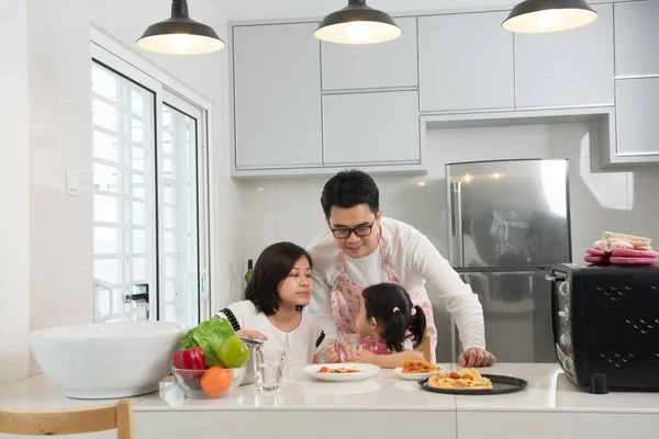 Asiatisk familj matlagning pizza — Stockfoto