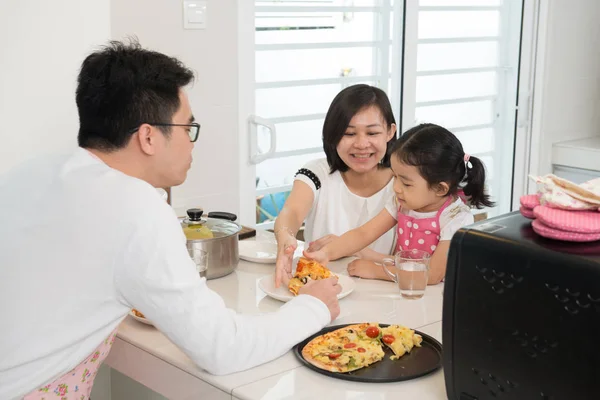 Asiático família cozinhar pizza — Fotografia de Stock