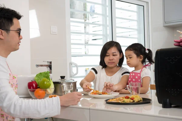 Famiglia asiatica cucina pizza — Foto Stock