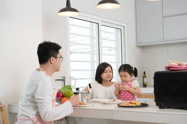 Asiatisk familj matlagning pizza — Stockfoto