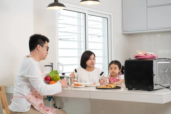 Asiatisk familj matlagning pizza — Stockfoto