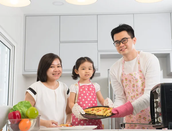 Asiático familia cocina pizza — Foto de Stock