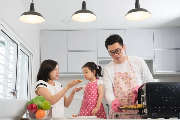 Asiático família cozinhar pizza — Fotografia de Stock