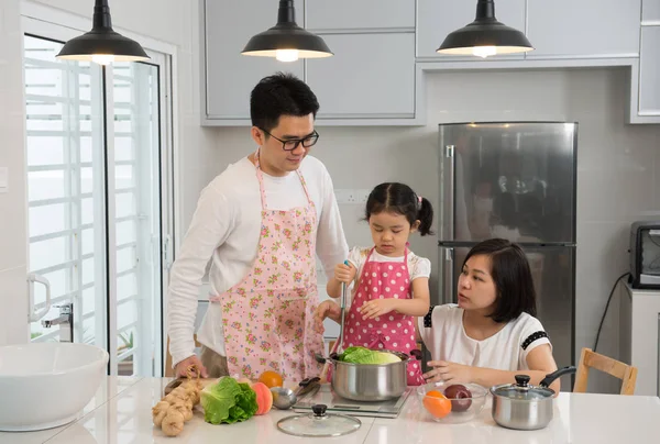 Familjen matlagning på kök — Stockfoto