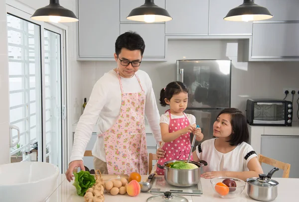 Familjen matlagning på kök — Stockfoto