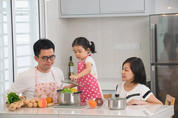 Familie kocht in der Küche — Stockfoto