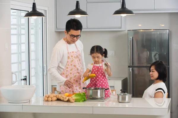 Family cooking at kitchen — Stock Photo, Image