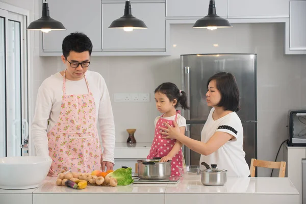 Οικογένεια που το μαγείρεμα στην κουζίνα — Φωτογραφία Αρχείου