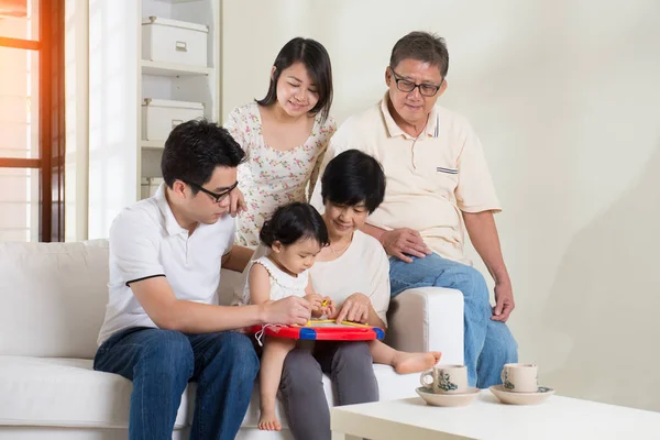 Multi generatie Aziatische familie — Stockfoto