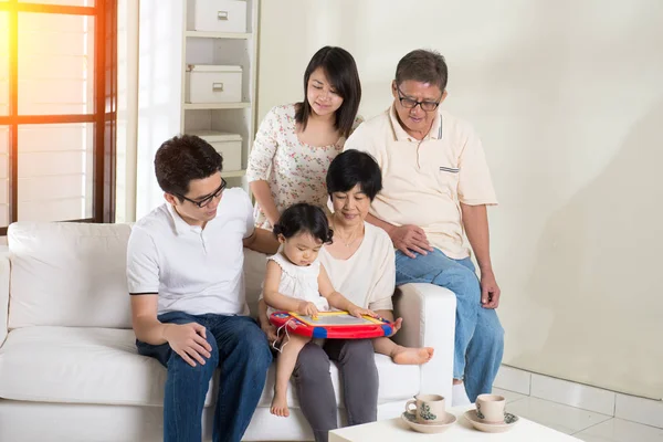 Multi generatie Aziatische familie — Stockfoto