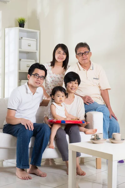 Азиатские семьи нескольких поколений — стоковое фото