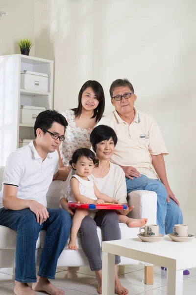 Азиатские семьи нескольких поколений — стоковое фото