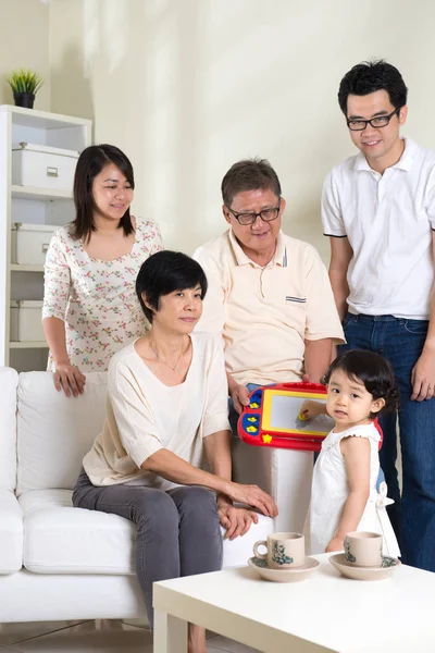 Multi generace asijské rodiny — Stock fotografie
