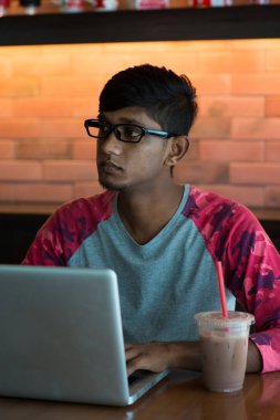 Hintli genç erkek ödev