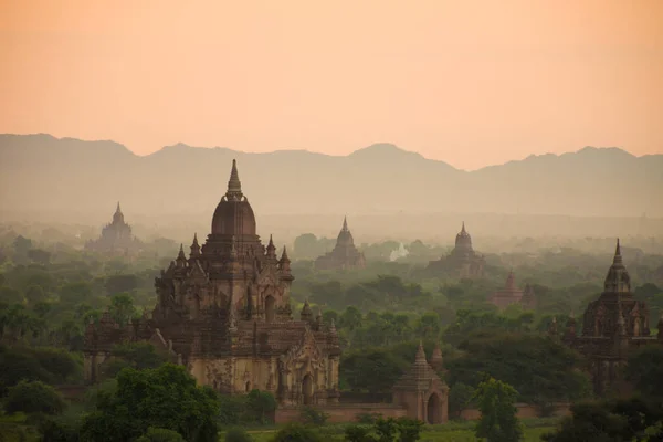 Amanecer escénico por encima de Bagan — Foto de Stock