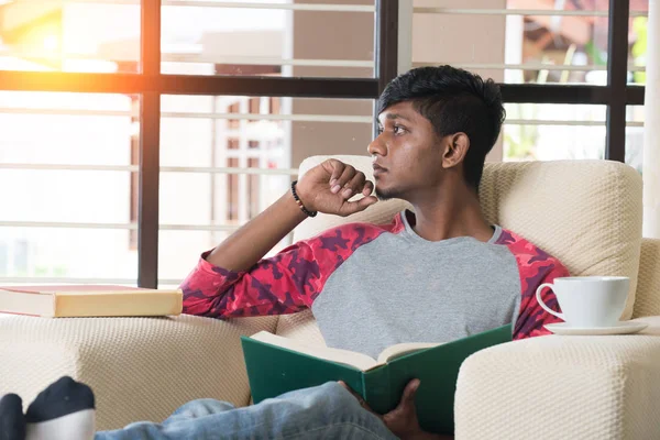 Indiana adolescente masculino leitura — Fotografia de Stock