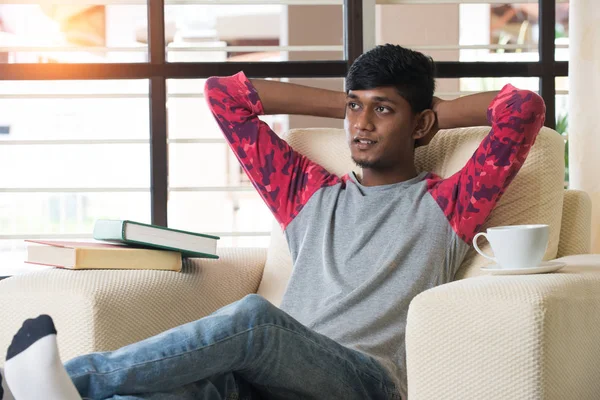 Indischer Teenager-Rüde zu Hause — Stockfoto