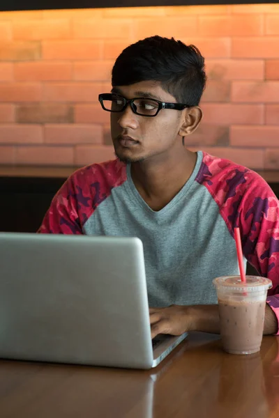 Indischer Teenager macht Hausaufgaben — Stockfoto