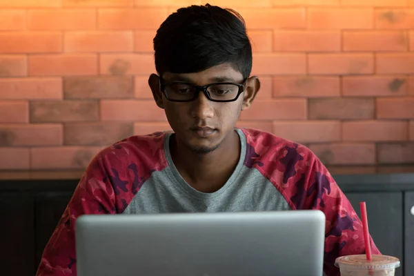 Indické dospívající muž dělat domácí úkoly — Stock fotografie