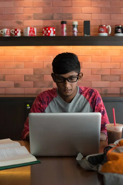 Indischer Teenager macht Hausaufgaben — Stockfoto