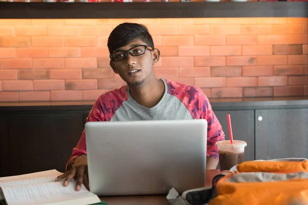 Indio adolescente macho haciendo tarea —  Fotos de Stock