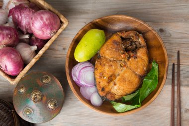  Kızarmış threadfin balık