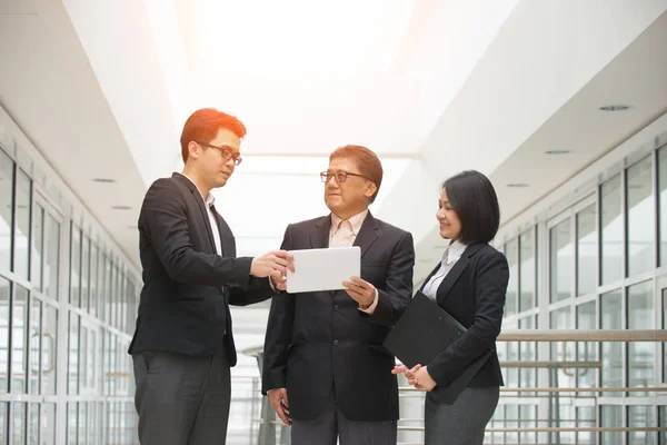 Equipo empresarial asiático — Foto de Stock