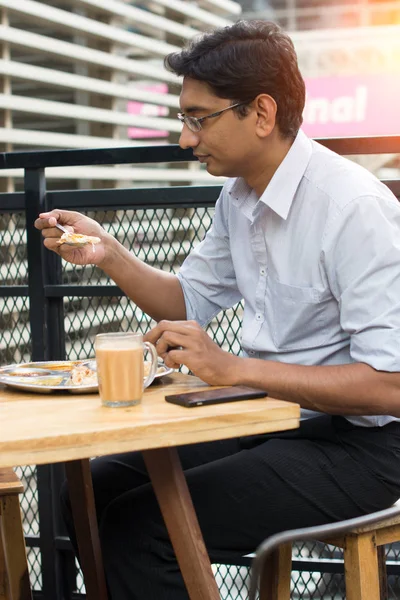 Indiase zakenman met roti canai — Stockfoto