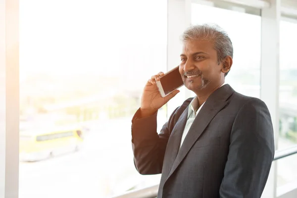 Индийский бизнесмен в аэропорту — стоковое фото